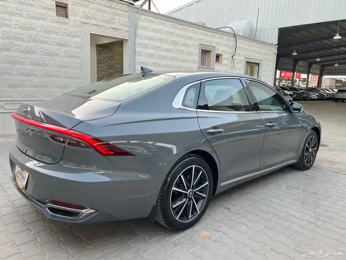 ازيرا 2023 سمارت 6سلندر نظيف جدا لدى قمة الاطلال 13