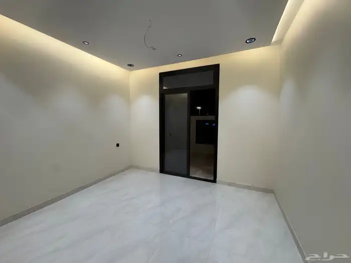 للبيع فيلا دورين وملحق في حي النواريه تشطيب vip 3