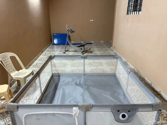 محبس اطفال كبير جدا و له لصاقات في الارض يصلح للاطفال 1