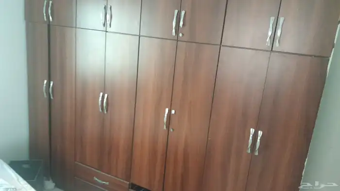 خزانة ملابس كبيرة مع خزانة احذية 200 ريال . سريرين مع فرشات 0