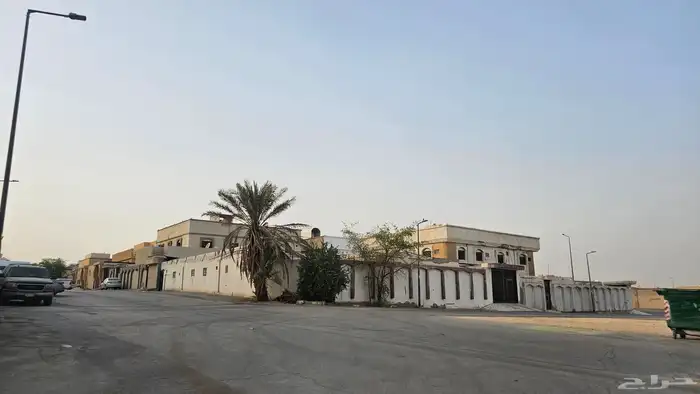 للبيع ارض مساحتها 1300 م على ثلاث شوارع في حي السعادة الرياض 2