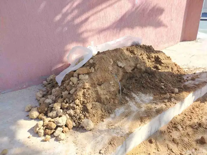 5 أكياس بطحاء للبيع و كيسين خرسانه و تربه زراعيه 1