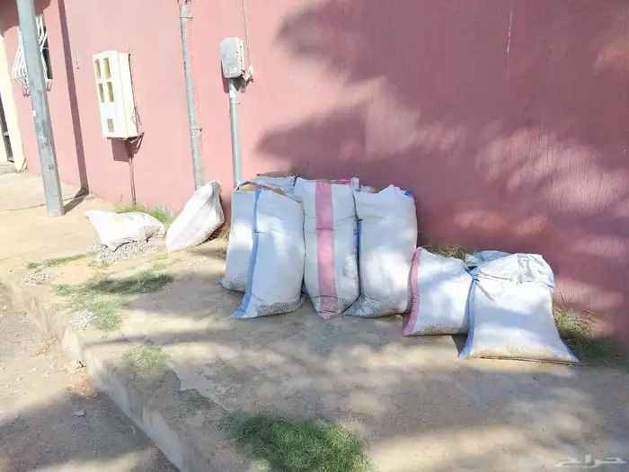 5 أكياس بطحاء للبيع و كيسين خرسانه و تربه زراعيه 0