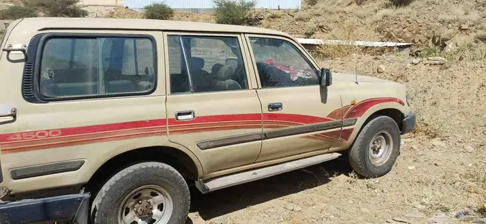 سياره جيب صالون 93 مجدد غير مفحوص شرط مكينه محركاته يحتاج ب 3