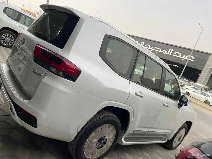 تويوتا لاندكروزر GXR L3 بنزين 2025 عبداللطيف جميل 4