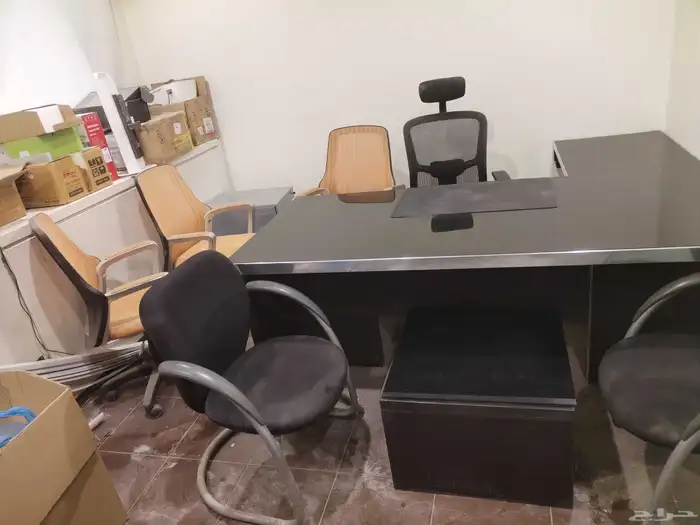 مكتب نظيف شبه جديد علي السوم 2