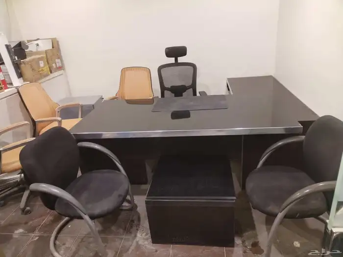 مكتب نظيف شبه جديد علي السوم 3