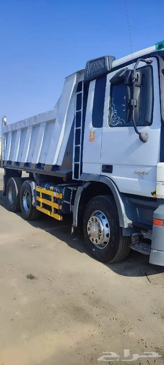 The translation for your input is Has a gear lever that ca 1