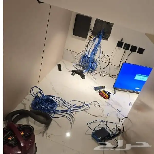 فني .تمديد كيبل الشبكة و ألياف بصرية تركيب مقويات شبكة الانت 7