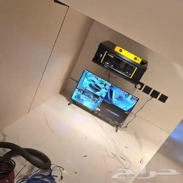 فني .تمديد كيبل الشبكة و ألياف بصرية تركيب مقويات شبكة الانت 5