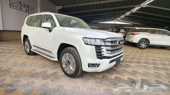 تويوتاجي اكس ار L4 بنزين شاشات خلفيه جلد سعودى2025ابيض واسود 2