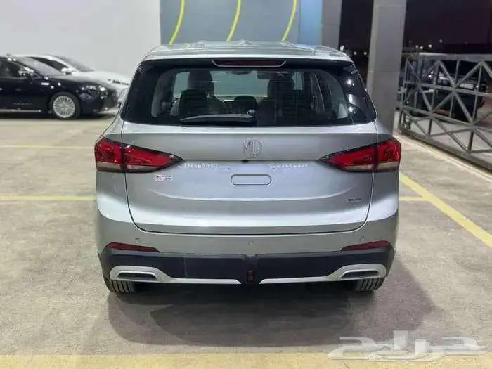 ام جي ZS استندر بنزين فضي 2025 13