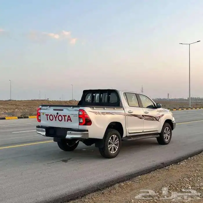 تويوتا هيلوكس فل كامل جير عادي بنزين 2025 4