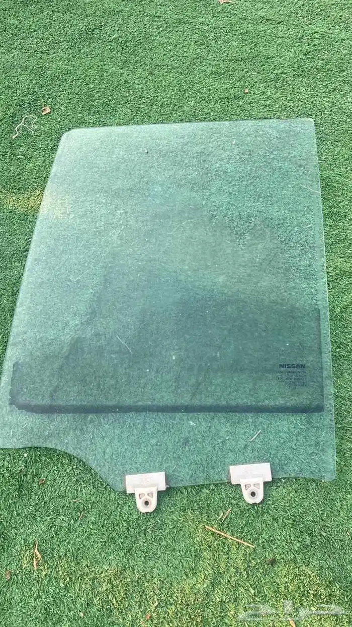 زجاج نيسان نافارا 2015الباب الخلفي يسار وكالة 2
