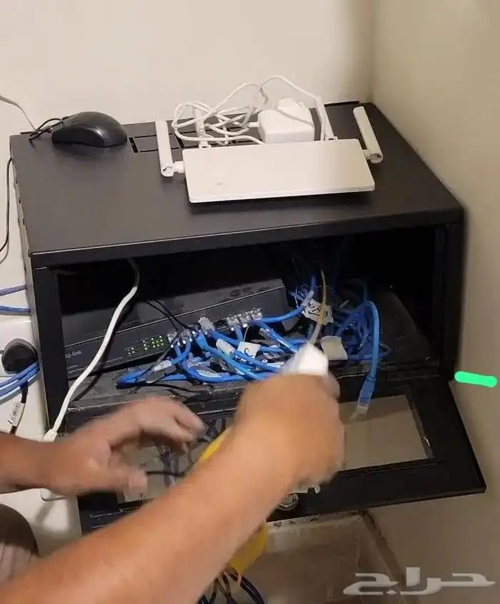 فني .تمديد كيبل الشبكة و ألياف بصرية تركيب مقويات شبكة الانت 1