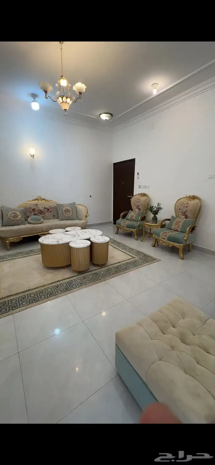 كنب ملكي مع سجاد تركي  طاوله كبيره واربع قطع   ستارتين 3