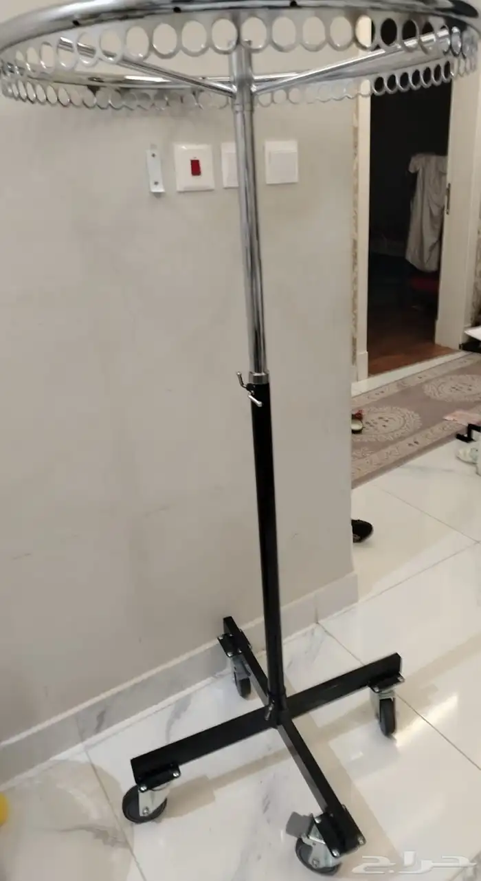 للبيع عدد اثنين معاليق ملابس شكل دائري 1