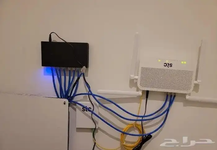 فني .تمديد كيبل الشبكة و ألياف بصرية تركيب مقويات شبكة الانت 0