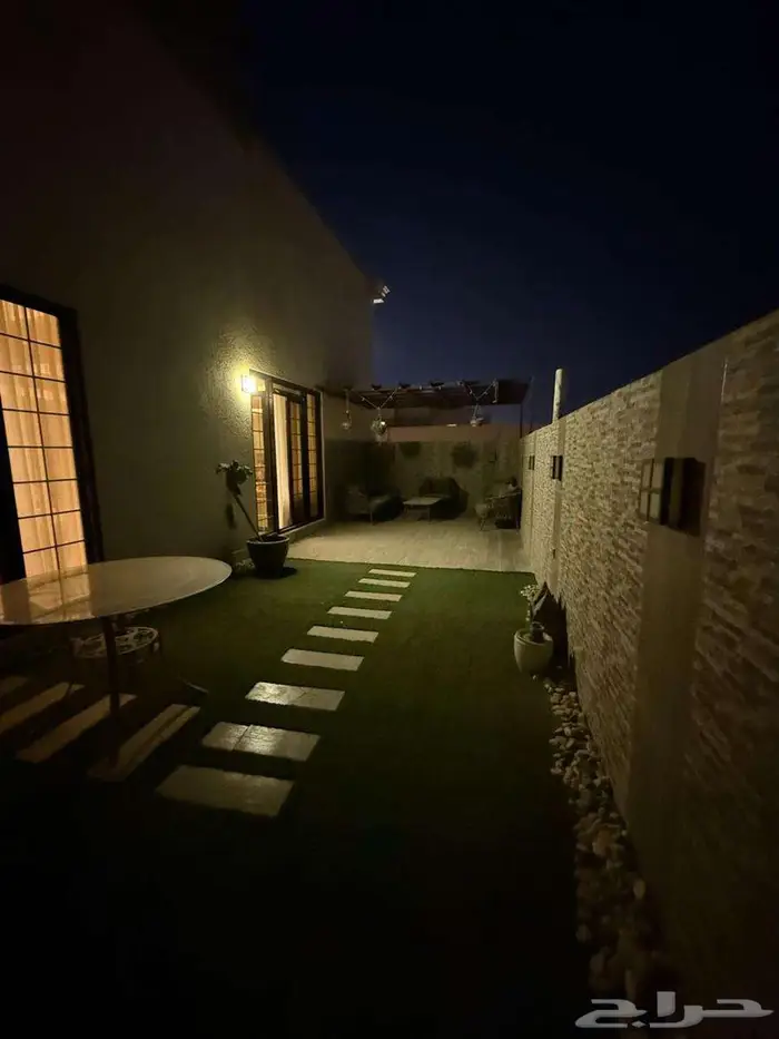 شقة للبيع في حي حطين بموقع مميز 2