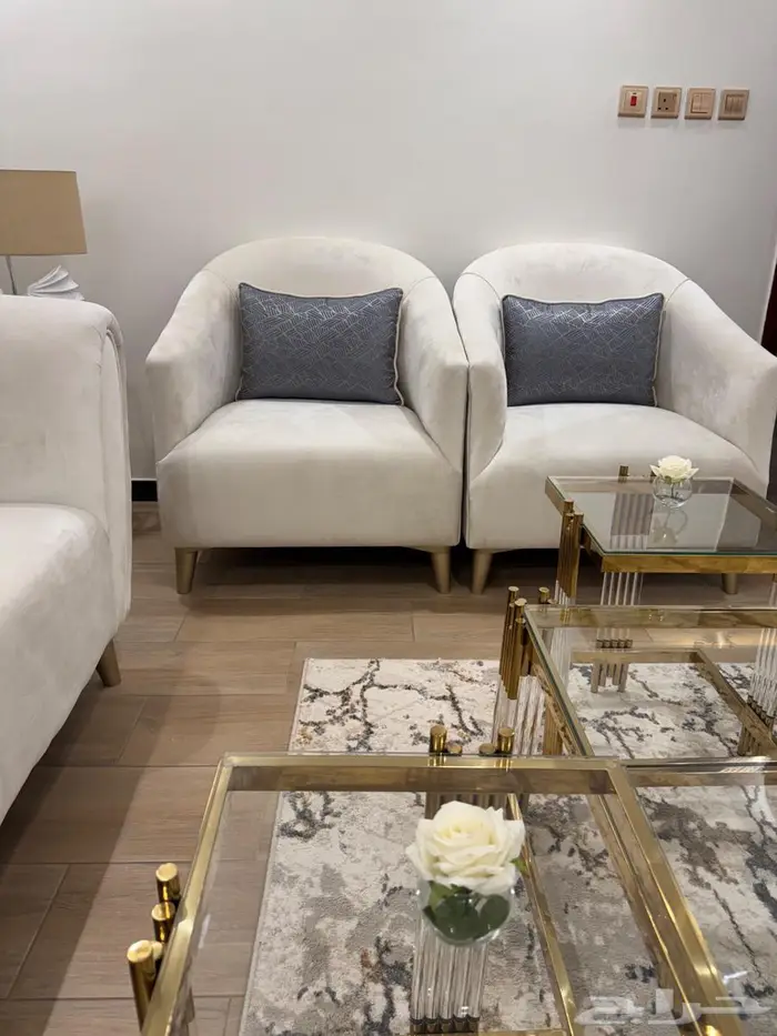 كنب مع طاولة للبيع شبه جديد 0