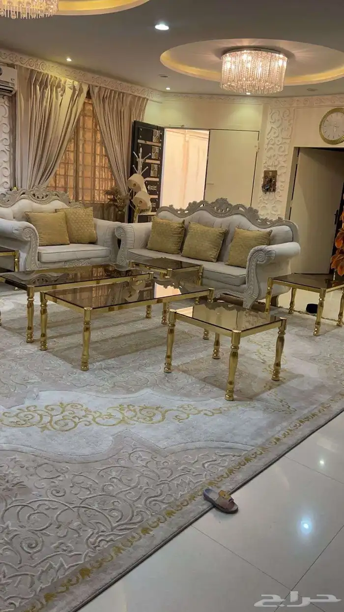 كنب وطاولات وستارتين 3