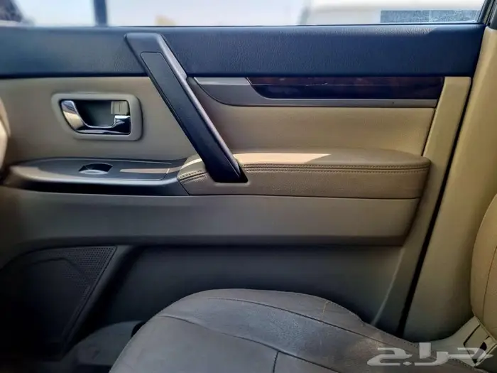 130k كم باجيرو 2016 GLX 3.8 19