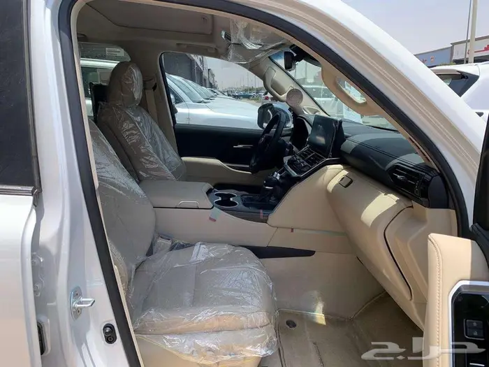 تويوتا لاندكروزر VXR بنزين فل كامل موديل 2024 21