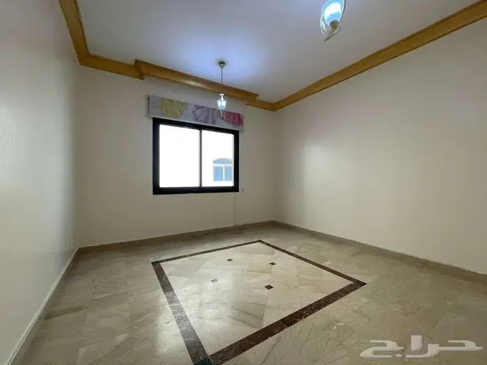 شقة غير مفروشة للإيجار السنوي بموقع استراتيجي على شارع صاري 1
