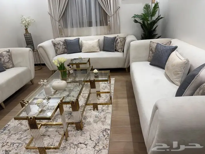 كنب مع طاولة للبيع شبه جديد 2