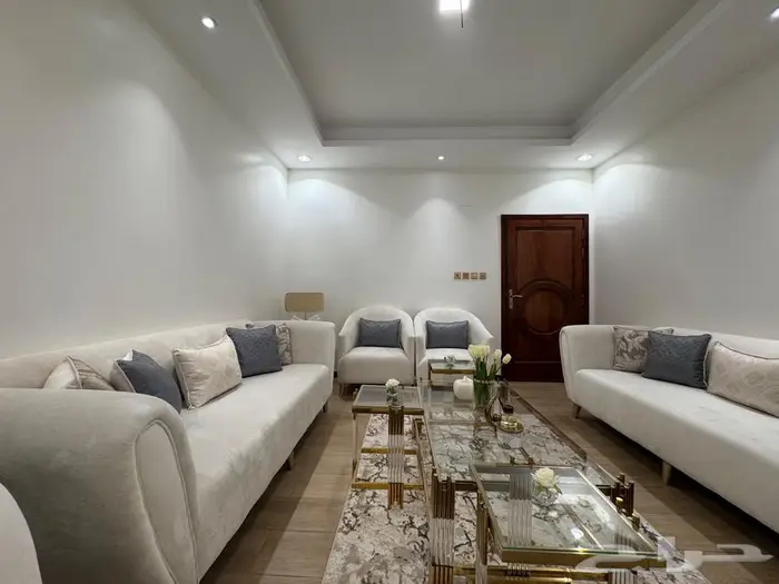 كنب مع طاولة للبيع شبه جديد 4