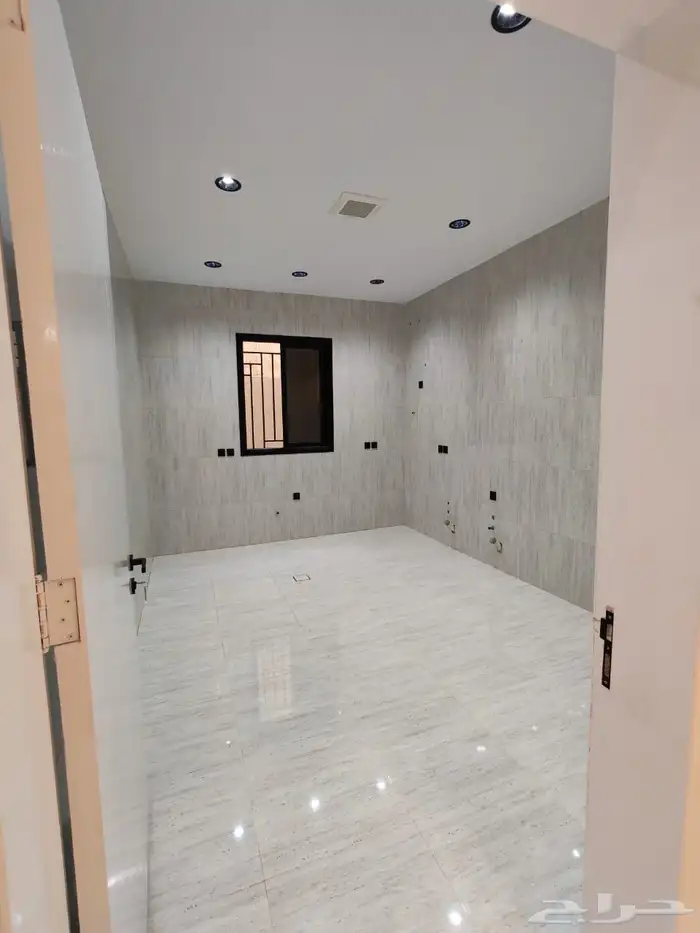 للبيع شقق تمليك ارضي بحوش خلف السعودي الألماني وسط الخدمات 21
