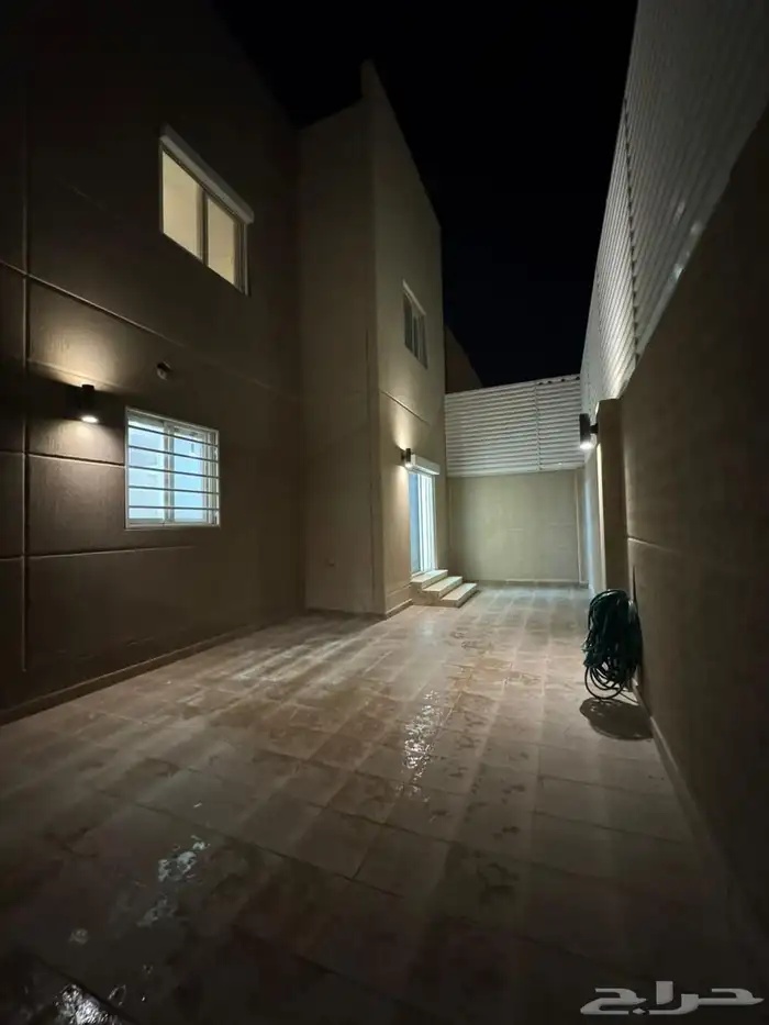 فيلا للاجار في حي خزام 7