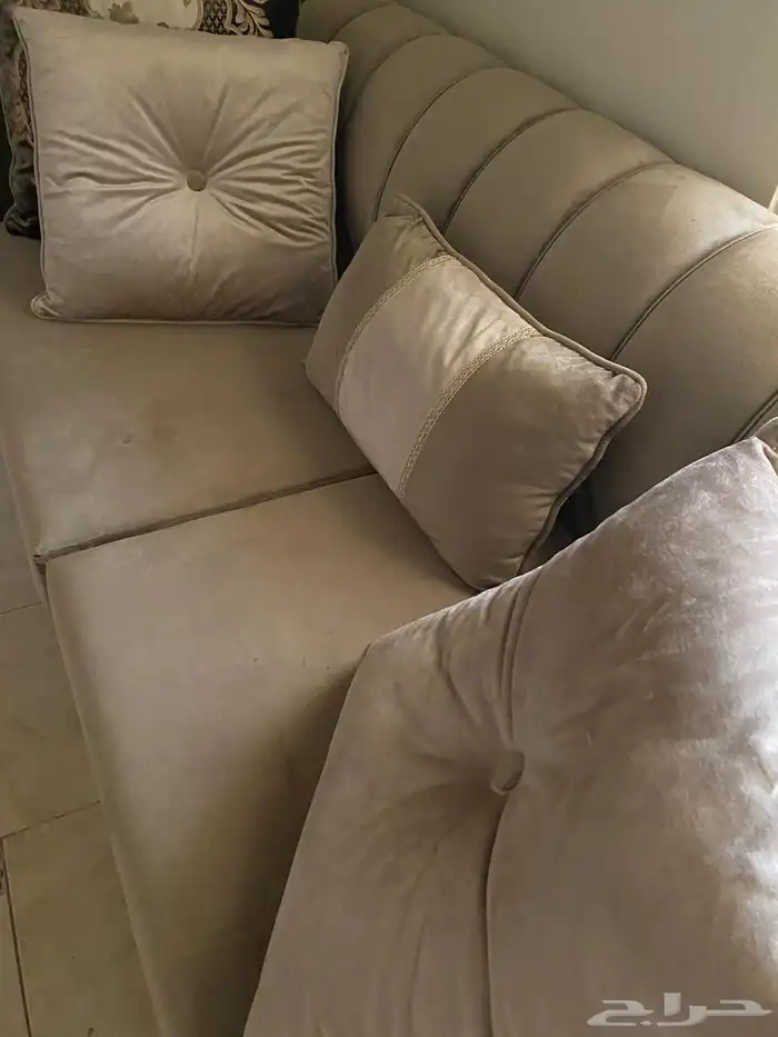 كنب نظيف مثل مو واضح في الصوره مع الستارة 0