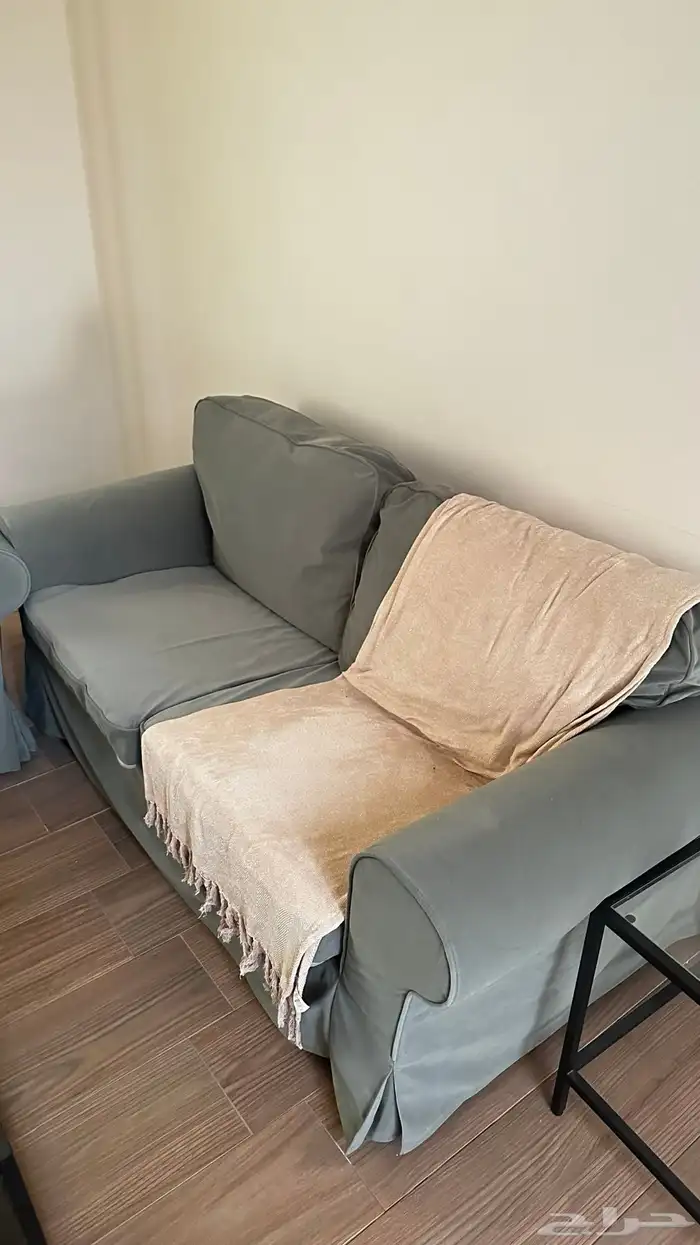 كنب ايكيا وطاولة خدمة بحالة ممتازه 0