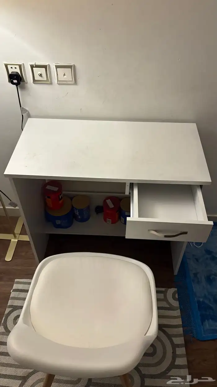 مكتب مع درج و كرسي و رف تحت المكتب 1