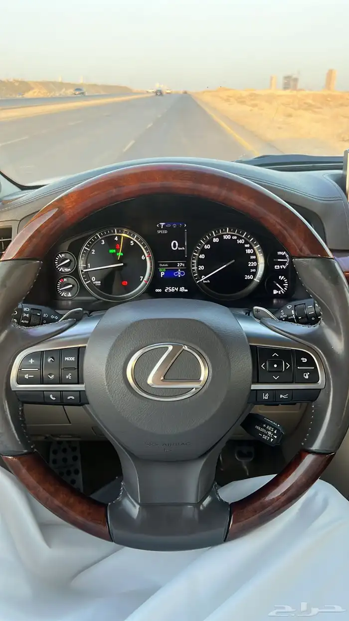 للبيع جيب لكزز 2016 Lx570 7