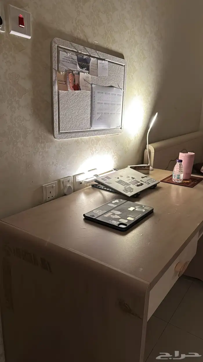 مكتب دراسي واسع ونظيف 2