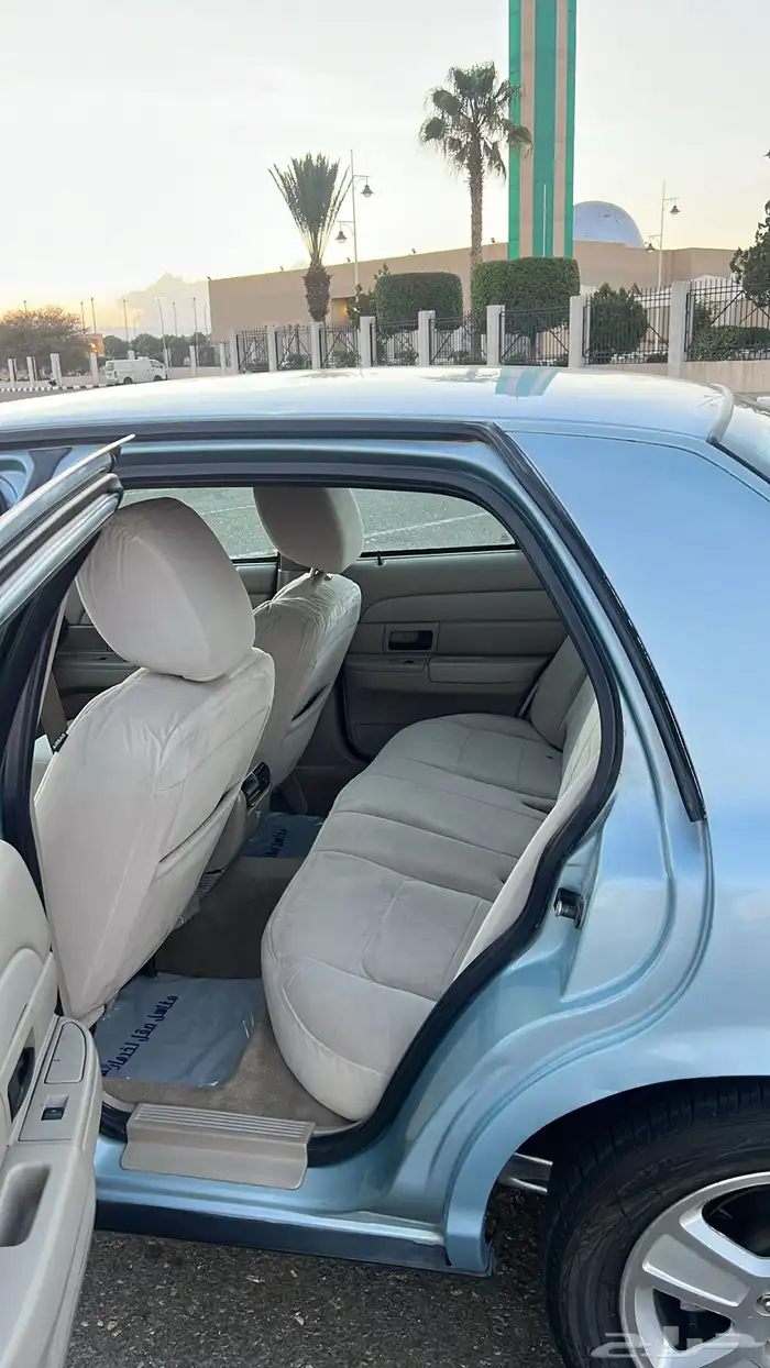 فورد كراون فكتوريا 2011 8