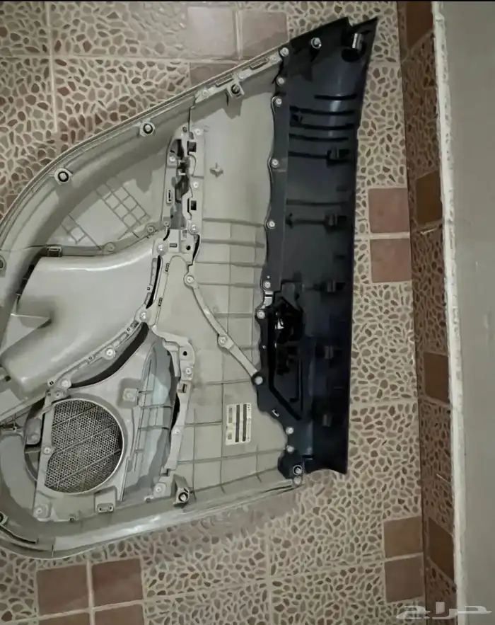 ديكور باب كامري يمين خلفي موديل 2022 1