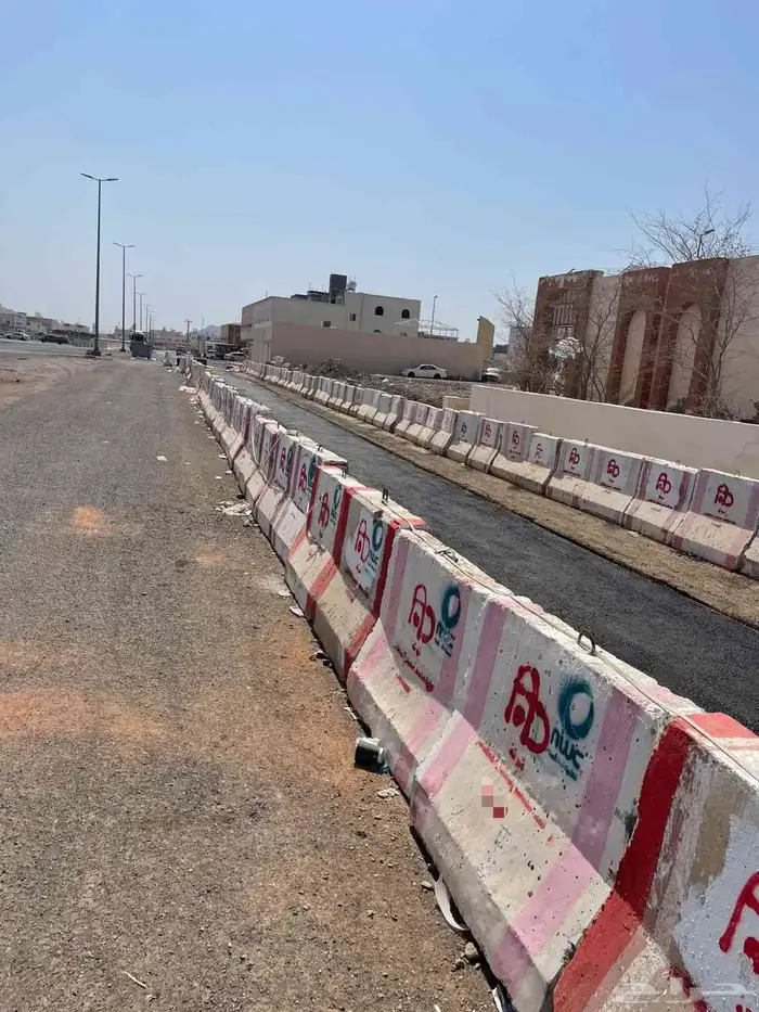 حواجز خرسانيه مستخدمه في حوطة بني تميم 4