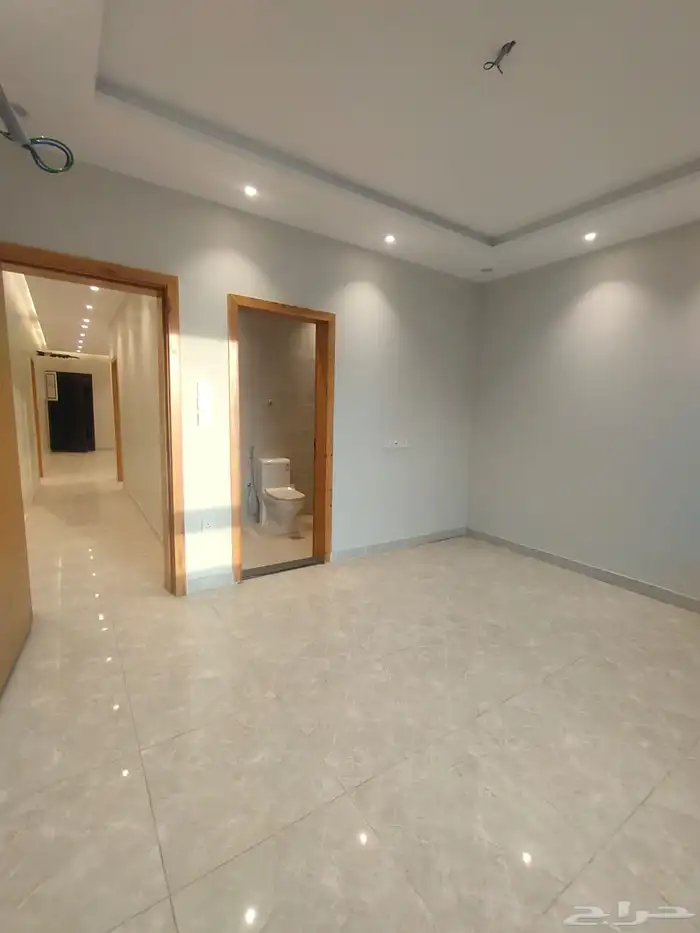 شقة جديدة فاخرة للايجار حي الريان قريبة من مطار الملك 0