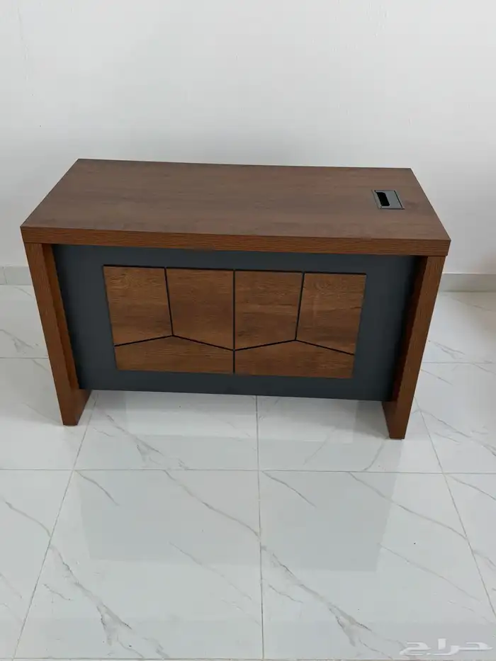 طاولة مكتب بلمسة فنية بأحجام مختلفة 44