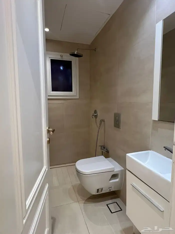 شقة للإيجار دور أول الرياض حي الملقا 75.000 7