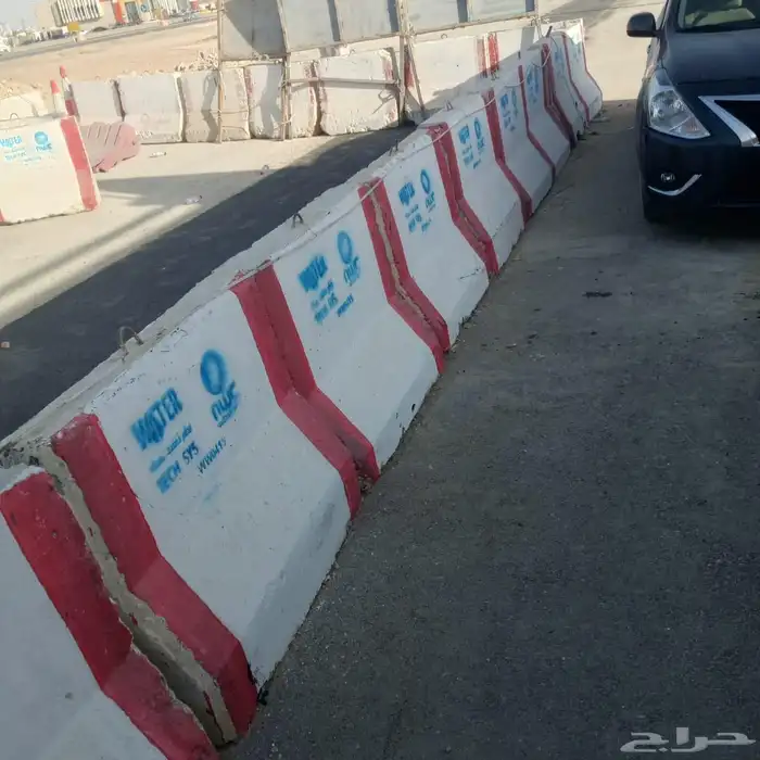 حواجز خرسانيه مستخدمه في حوطة بني تميم 0