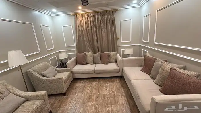 طقم كنب ذا فاكتوري ب 2000 قابل للتفاوض مع طاولاته 1