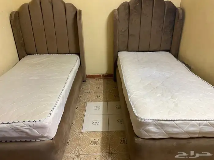 زوج سرائر نفر مع المرتبة بحالة ممتازة مكيف شباك شبه جديد 1