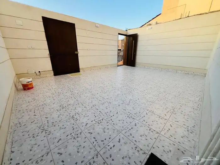 للبيع شقه ارضيه وشقه علويه حي البوادي المربع الذهبي 3