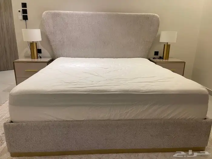 غرفة نوم مع مرتبة 0