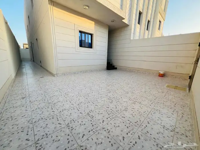 للبيع شقه ارضيه وشقه علويه حي البوادي المربع الذهبي 2