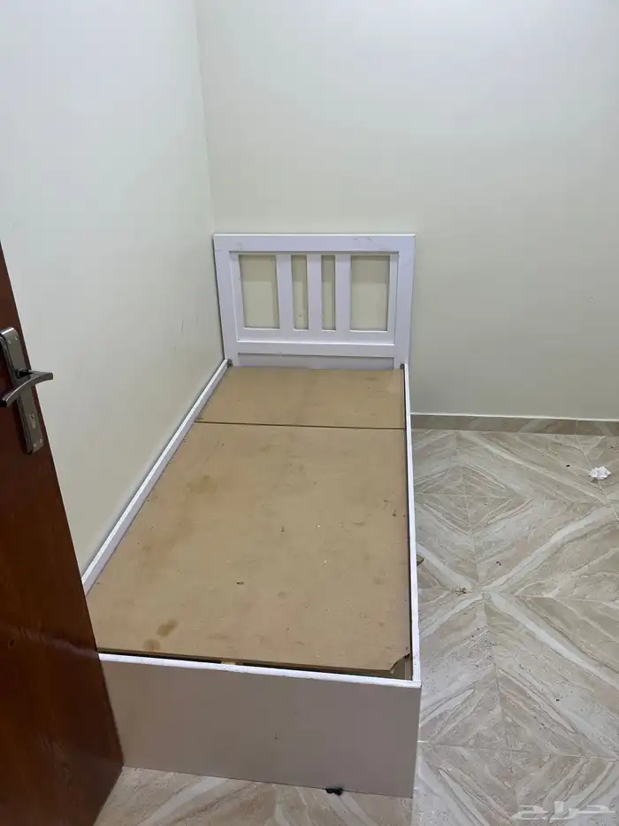 سرير شخص و علاقت ملابس كبيره 0